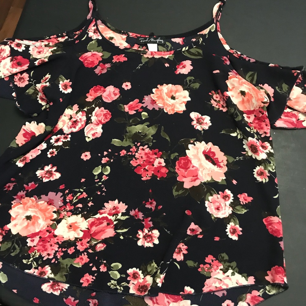 ❌MUST BUNDLE❌ Cold Shoulder Top